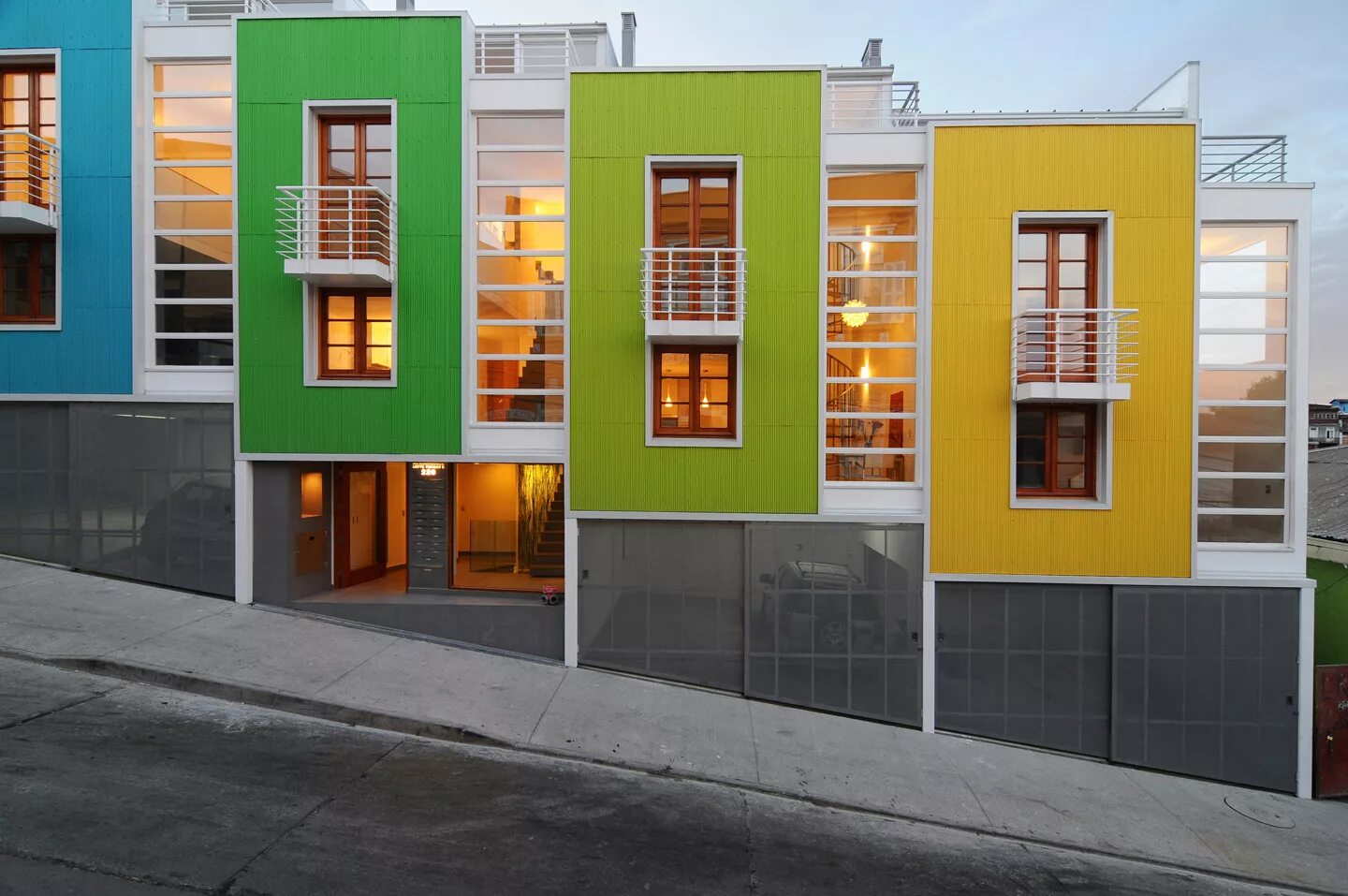 Купить фасад яркая жизнь. Яркие фасады зданий. Цветовое решение фасадов. Окрашенный фасад здания. Цветные фасады зданий.