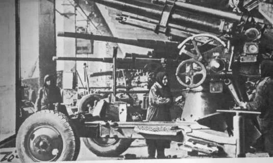 завод имени ворошилова. рассказ про машиностроительный завод. завод сибтяжмаш красноярск в годы войны. машзавод в годы вов.