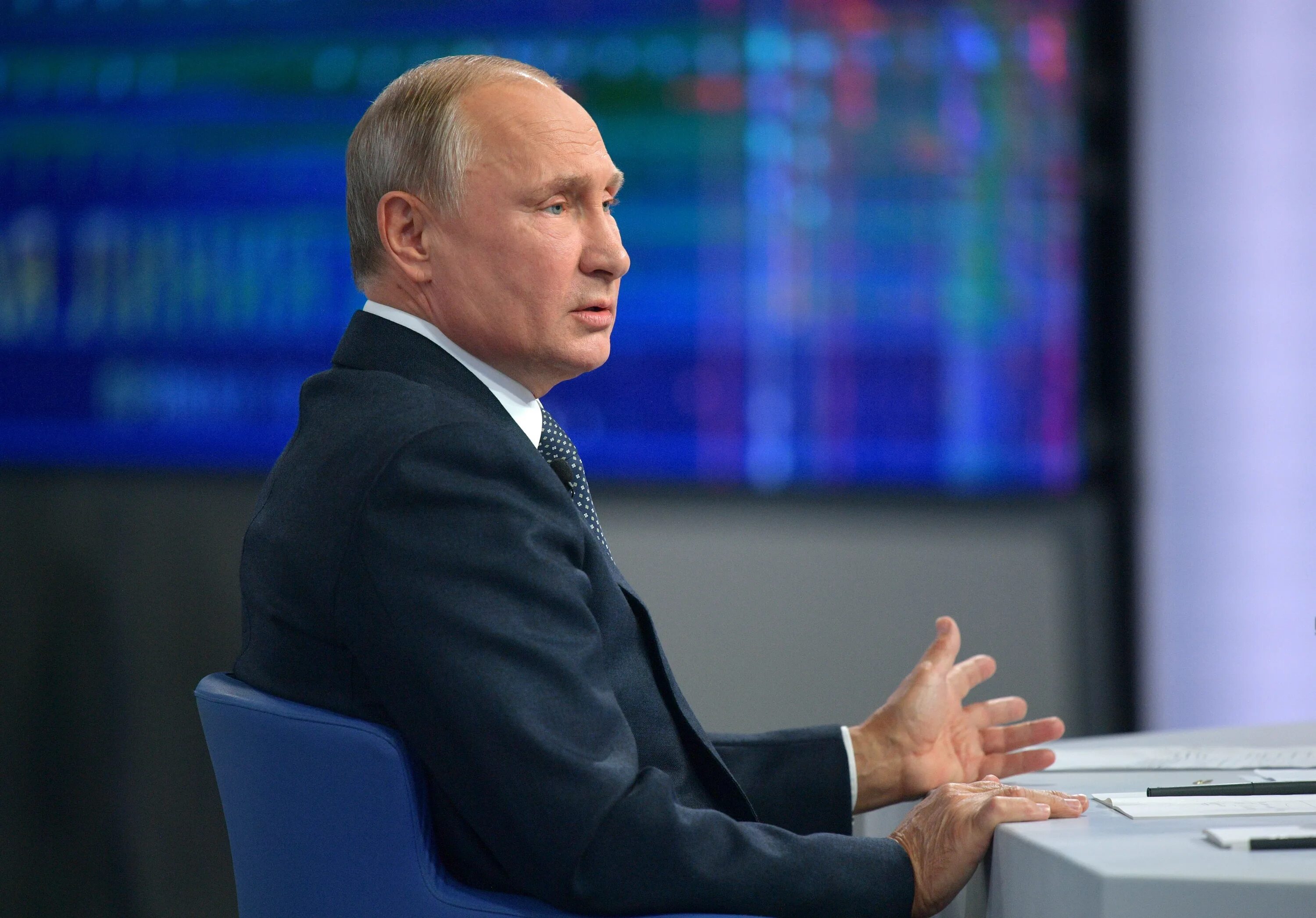 Прямая линия с путиным искусственный интеллект. Путин владимир владимирович прямая линия. прямая линия с владимиром путиным 2016. прямая линия с президентом 2018. путин возраст.