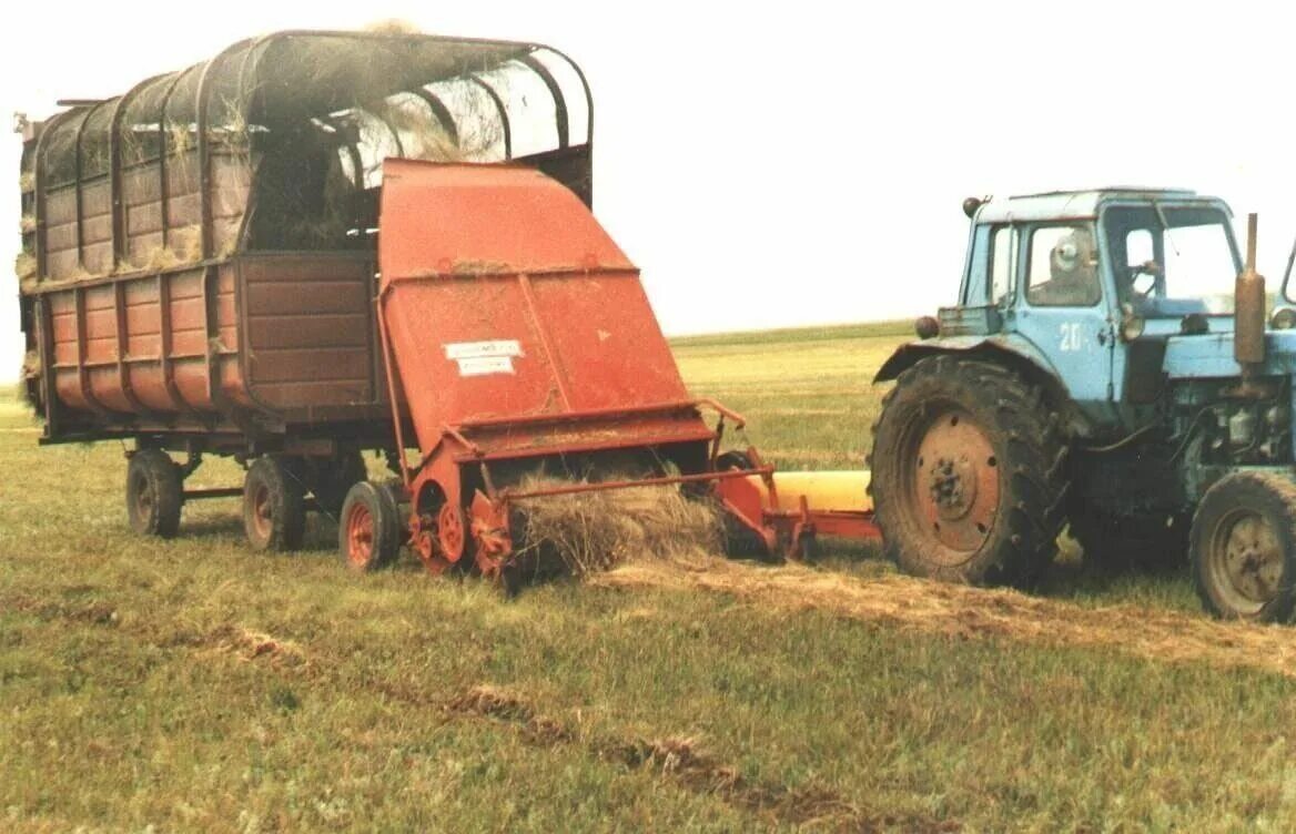 Сельхозтехника б у оренбургская область. Подборщик сена для трактора т 150. МТЗ 80 сенокос. Подборщик сена на трактор МТЗ-80. Сено трактор МТЗ-80.