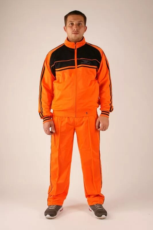 Оранжевый спортивный костюм. Оранжевый костюм мужской. Мужские костюмы цвета оранжевый. Спортивный костюм черно оранжевый.