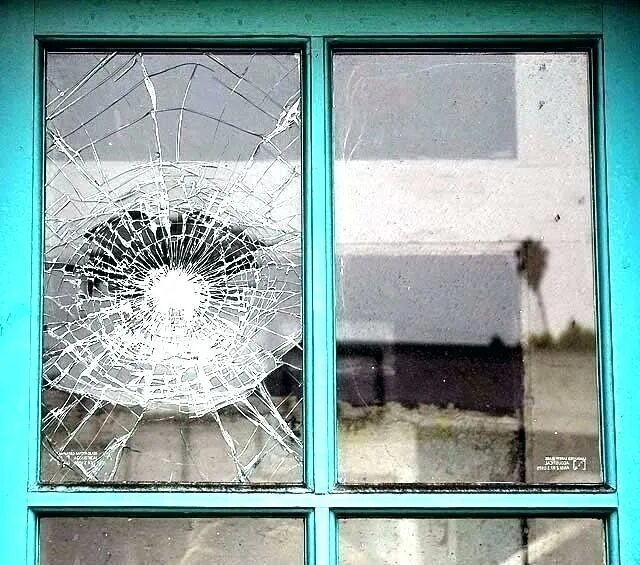 Разбитое стекло в окне. Разбитое окно мячом. Треснутое окно. Разбил окно мячом.