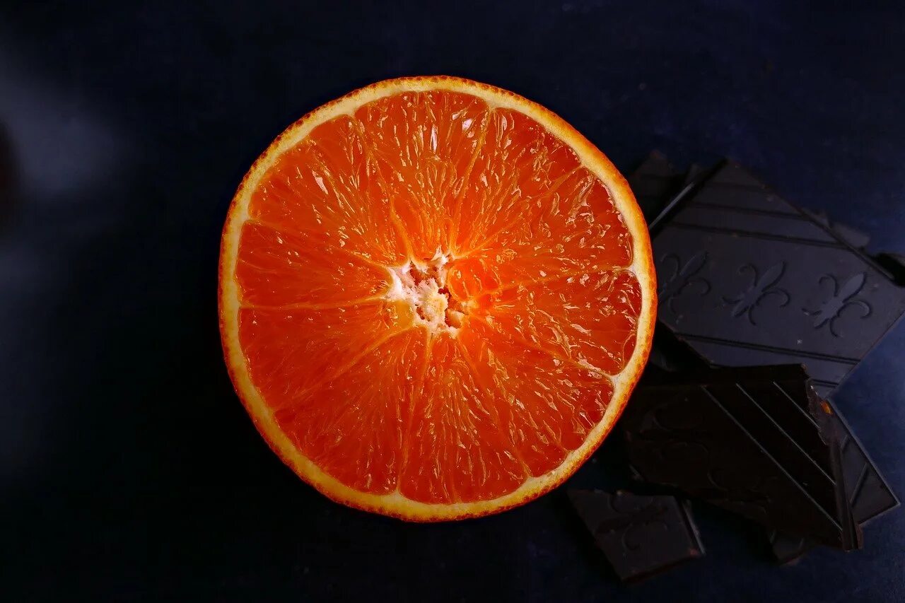 Темный мандарин. Мандарин померанец. Чинотто цитрус. Апельсин. Разрезанный апельсин.