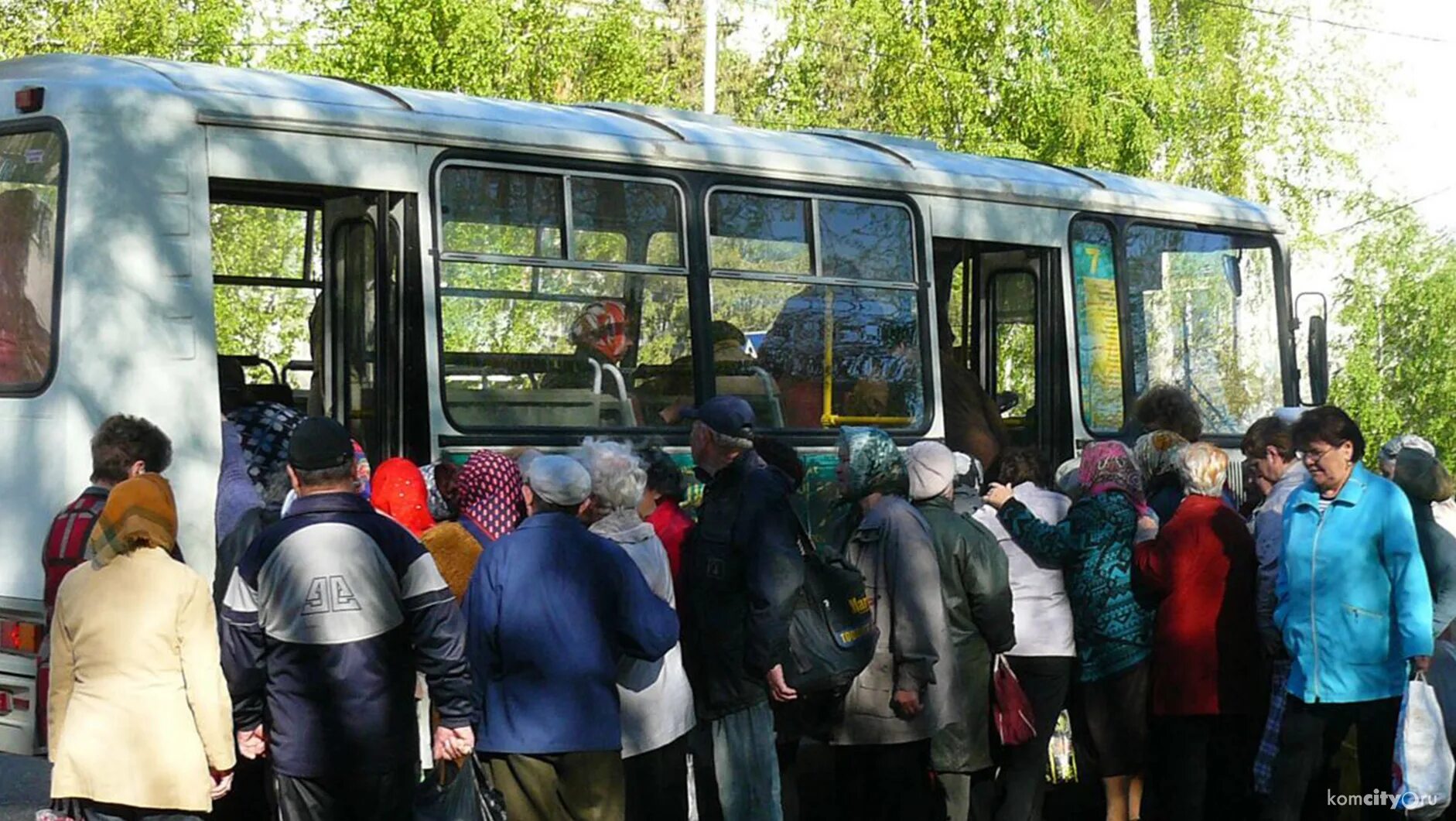 Дачный автобус. Дачники в автобусе. Пригородные автобусы фото. Дачные маршруты. Пригородные перевозки автобусами