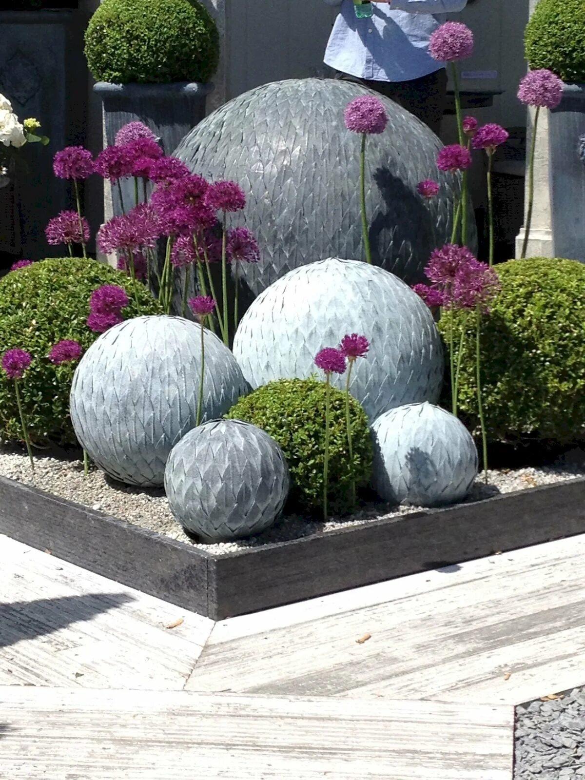 Купить шар для сада. Декоративные шары для сада. Бетонный декор для сада. Бетонные шары для сада. Каменные шары в ландшафте сада.