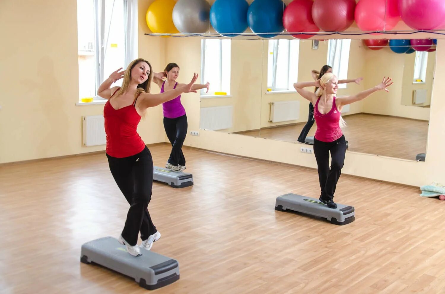 Степ канд. Занятия на степ платформе. Занятия степ аэробикой. Бейсик степ аэробика. Степ канд.