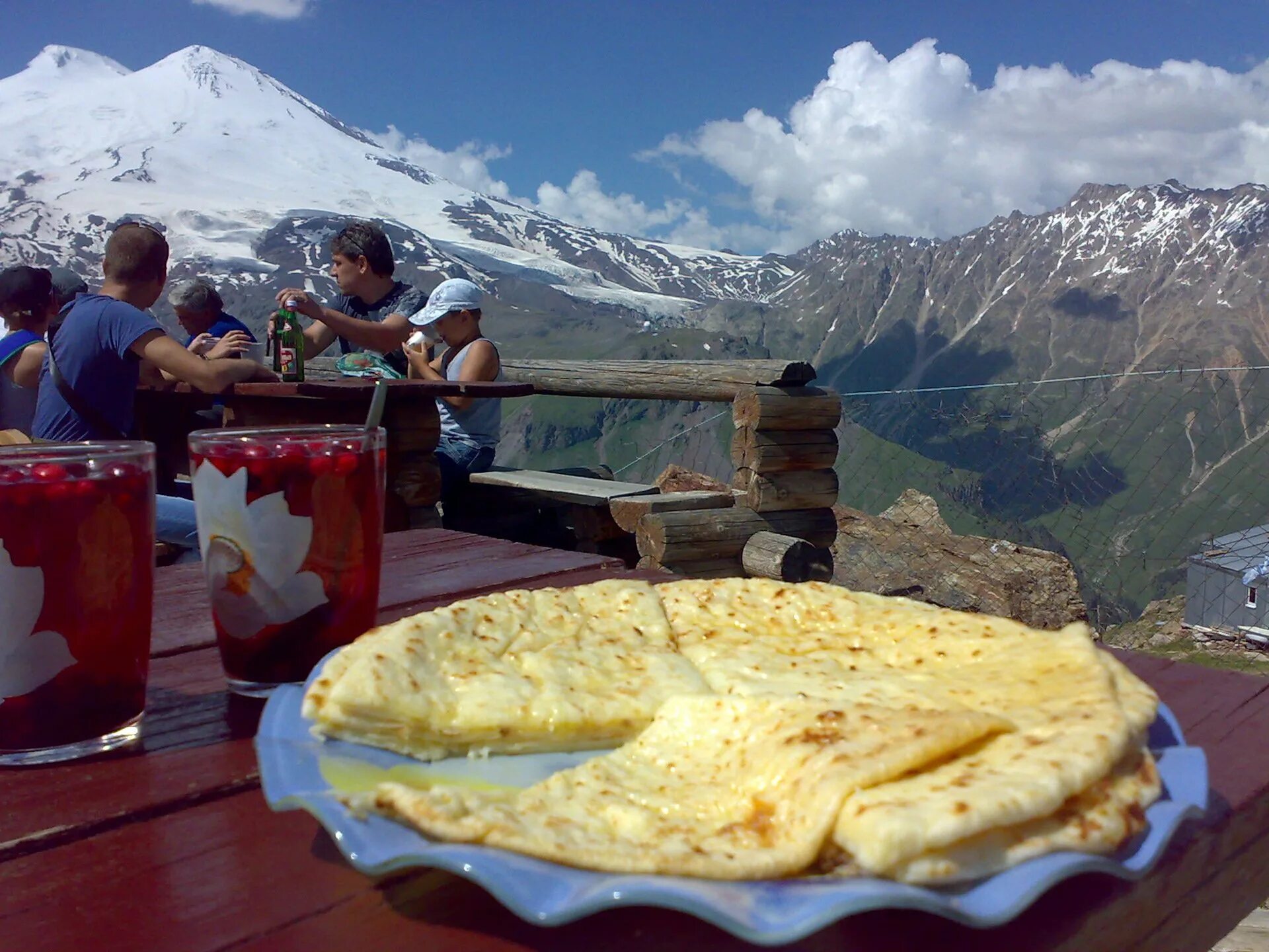 Гора салоп турочак. Торгашинский хребет красноярск вечером. Песня еду по хребту. Бег зимой по горам. Велотур в горах кавказа.
