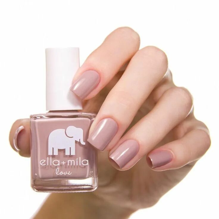 Маникюр база камуфляж. Классический однотонный маникюр. Лак essie полупрозрачный. Основа натуральных лаков. Bloom, база strong - молочный.