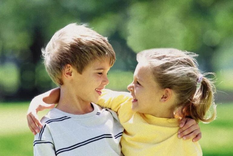 духовная дружба. дружба между мальчиками. мальчик и девочка друзья. два друга подростка. общение детей.