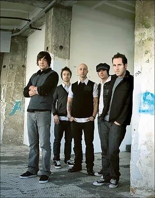 Группа простых времен. Simple Plan 2004. Simple Plan значки. Simple Plan тогда и сейчас.