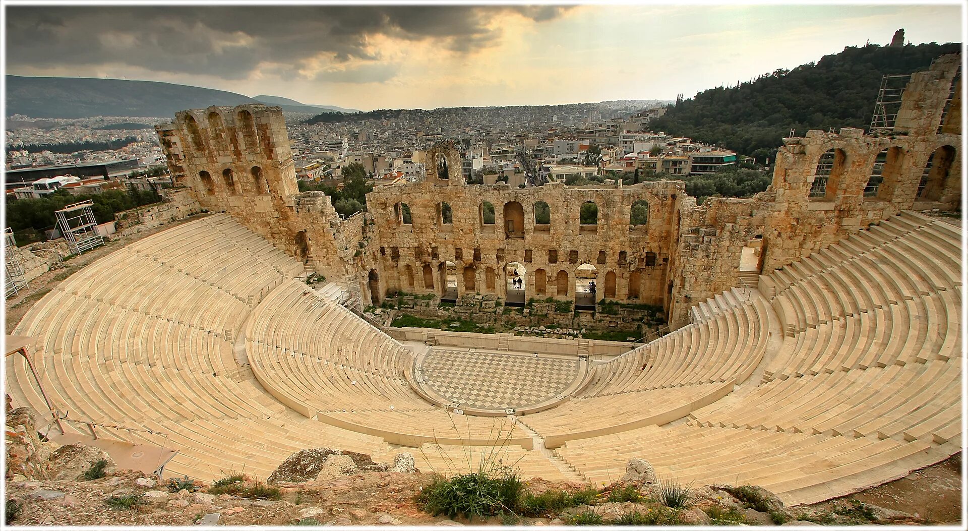 Как назывались сооружение для гладиаторских игр. Античное сооружение для массовых зрелищ под открытым. Амфитеатр в древнем риме для гладиаторов. Античный театр эпидавр. Амфитеатр древней греции.