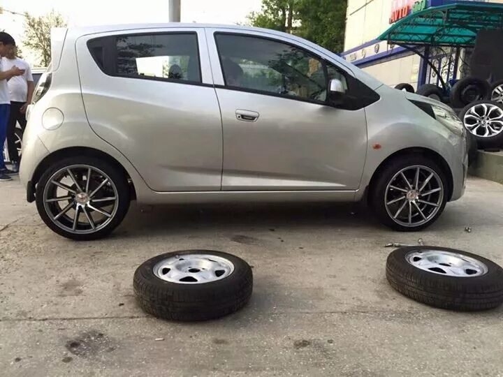 Авито можно колесо. Chevrolet Spark r16. Chevrolet Spark r17. Диски r16 на Спарк. Спарк r17 диска.