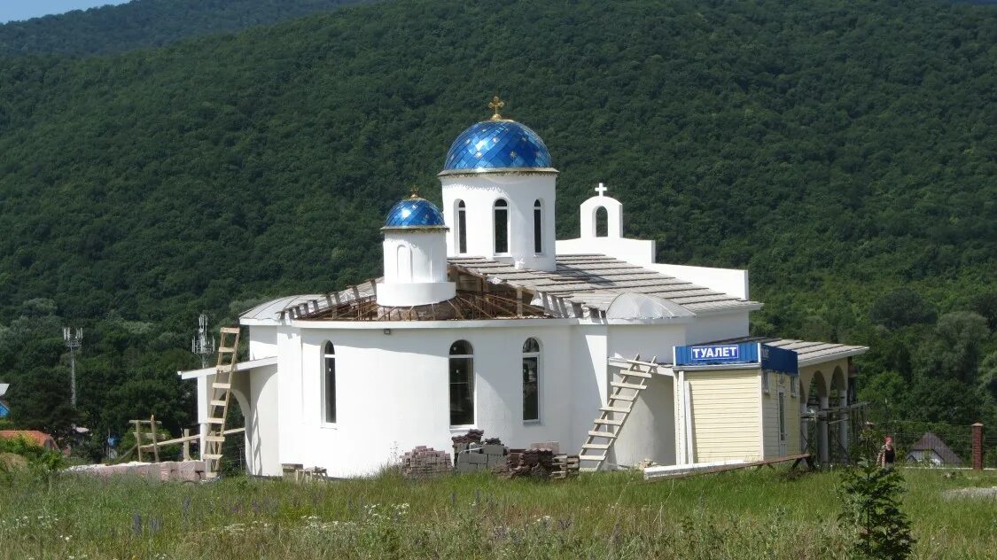 Храм береговое. Храм в Береговом Геленджикский район. Село Береговое Геленджикский район храм служба. Село Береговое Геленджикский район. В Байдарской долине храм Иверской иконы.