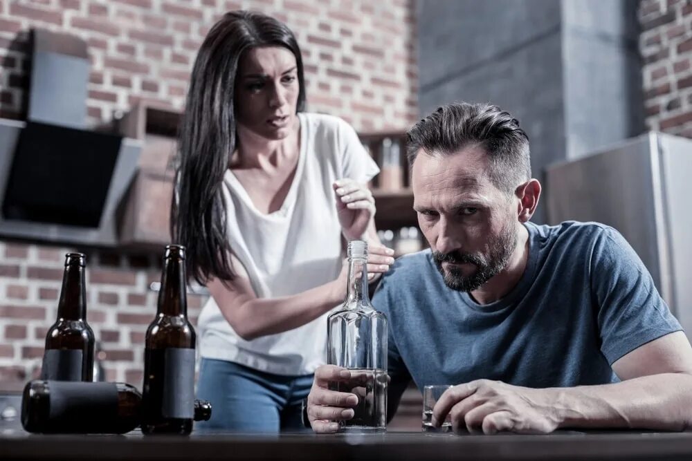 Мужчина и женщина выпивают. Жена алкоголика. Муж пьет. Муж часто пьет