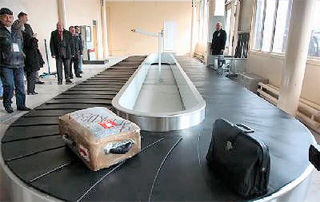 Шпак минпромторг заместитель министра. Аэропорт томск 2022. Чиновник в аэропорту. Чиновник в аэропорту. Дебош в аэропорту.