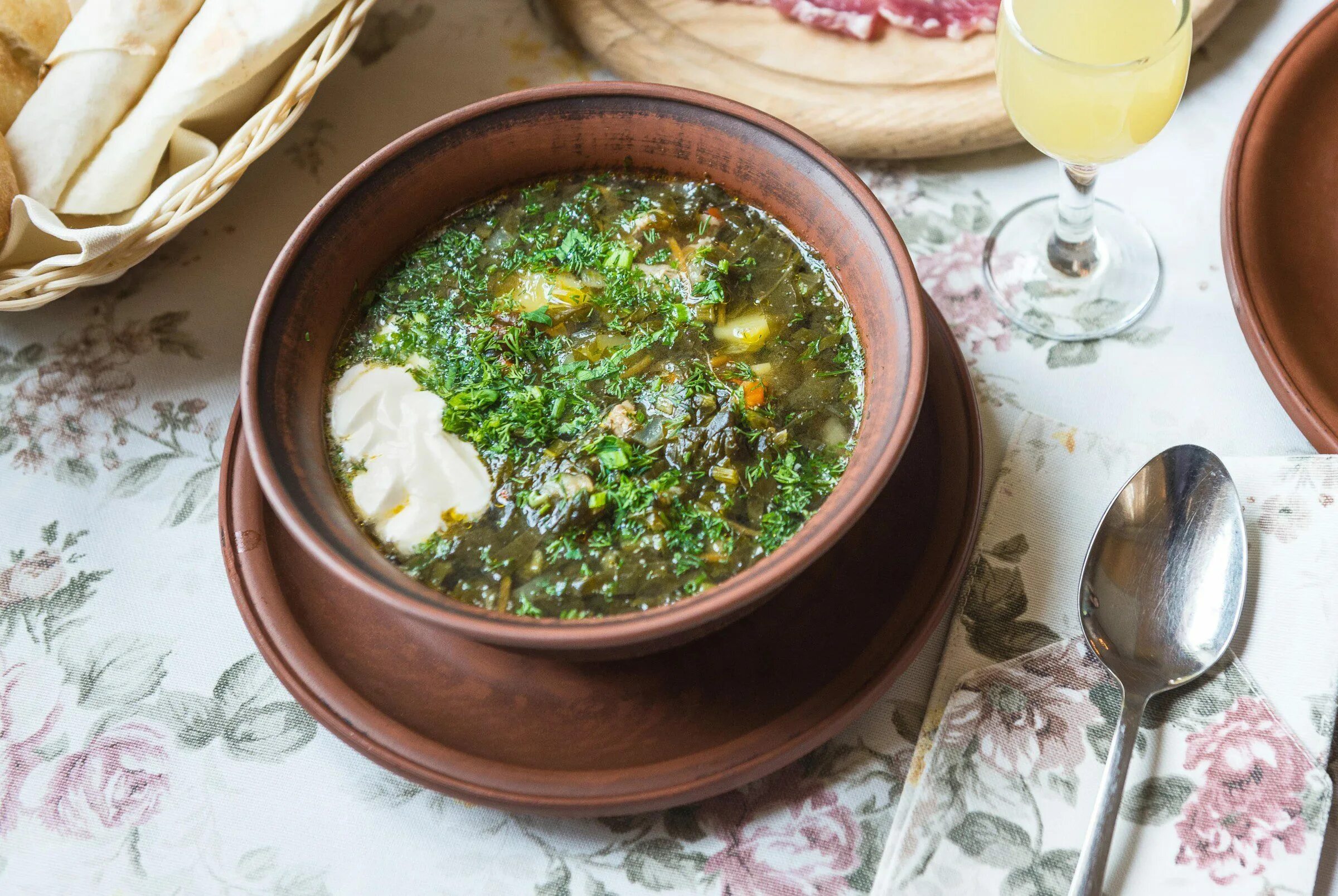 Борщ с щавелем без мяса. Зеленый борщ Кубань. Щи зеленые. Щавелевый суп. Зелёный борщ с щавелем.