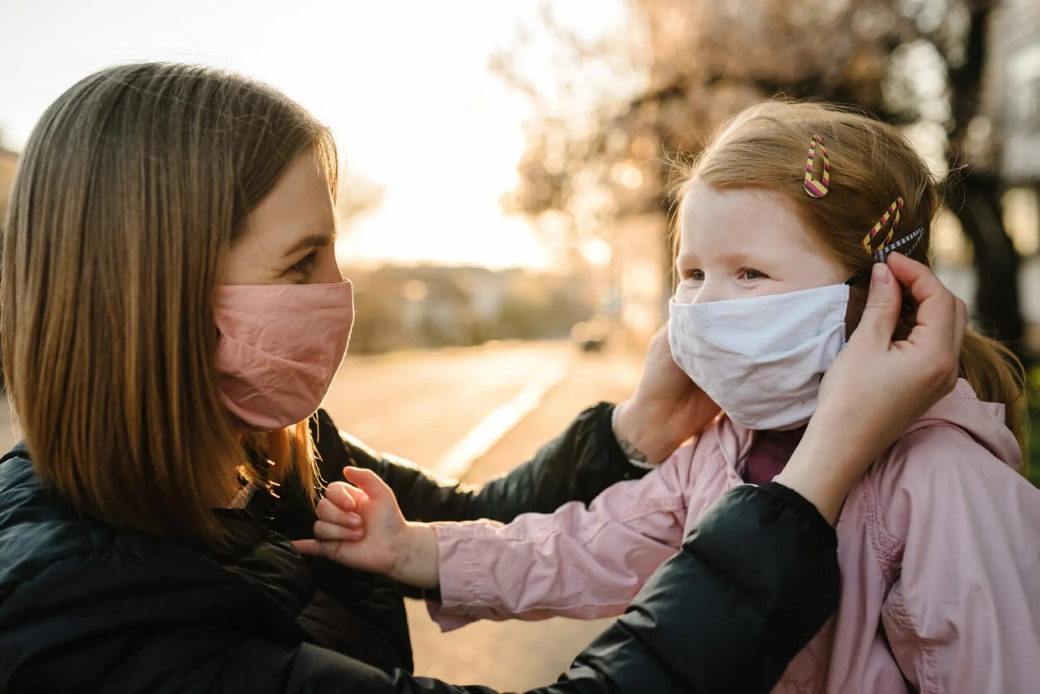 Маски для детей. Rebonok v Maske. Дети в масках медицинских. Мама в медицинской маске с ребенком.