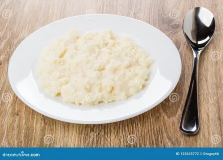 Тарелка с рисовой кашей