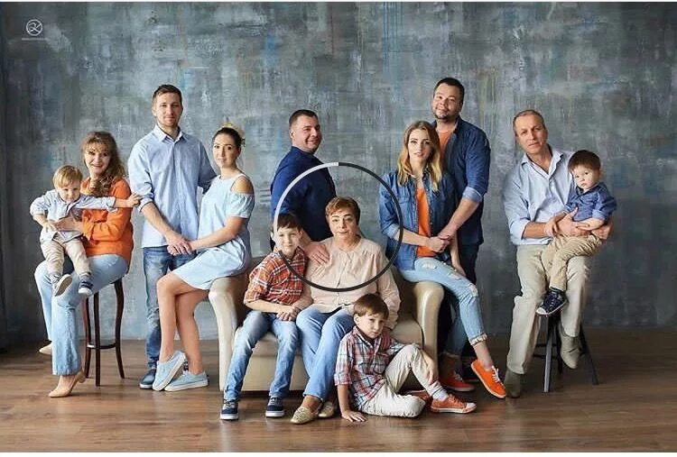 Настя околот семейные портреты. Фотосессия большой семьи в студии. Семейная фотосессия в студии. Большая семья фотосессия в студии. Большая семья в студии.