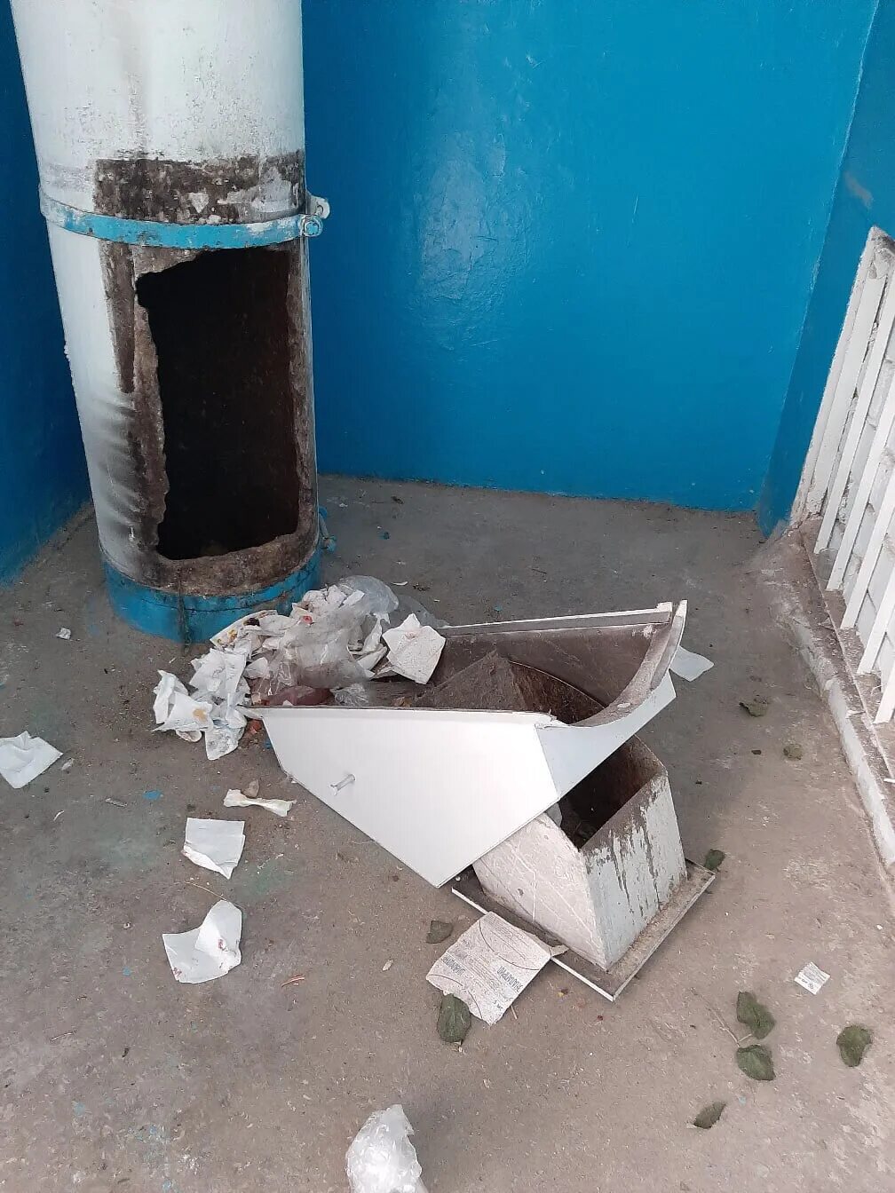 Помещение мусоропровода. Мусоропровод. Мусоропровод в доме. Ороситель в мусорокамере. Мусоропровод в москве.