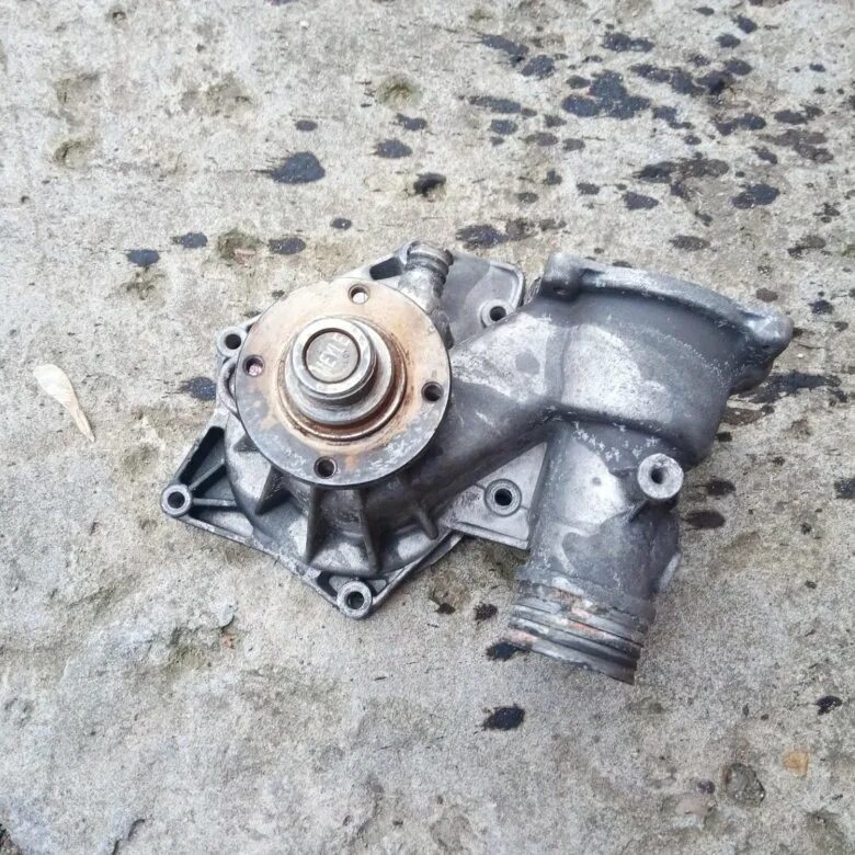 Помпа бмв е38. Крышка электрического насоса охлаждения bmw. Помпа бмв е 38 728. Помпа на бмв е39 2л. Помпа бмв е38.