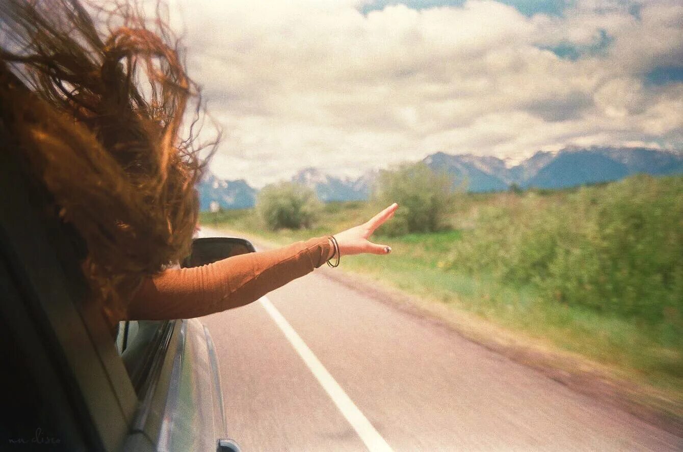 Девушка на дороге со спины. Фотосессия на дороге. Девушка в кабриолете со спины. Рыжая девушка дорога.