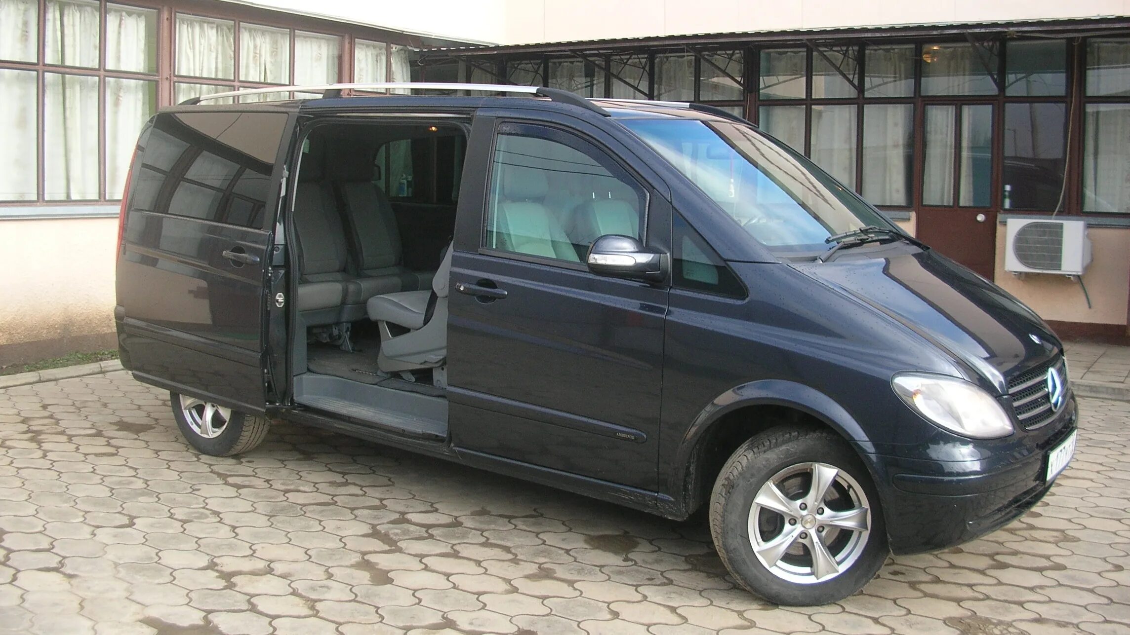 Микроавтобус мерседес 8 мест. Большой минивэн. Габариты мерседес виано с боксом на крыше. Хендай н1 е124ау 04. Мерседес вито 7 мест.