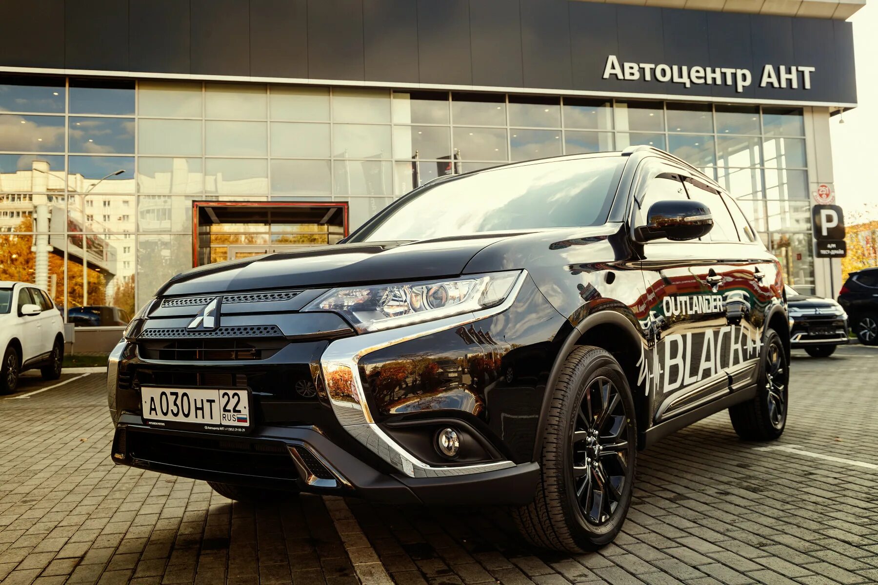 Mitsubishi Outlander Black Edition 2020. Mitsubishi Outlander Black Edition 2021. Митсубиси Аутлендер 2020 Блэк эдишн. Митсубиси Аутлендер Блэк эдишн 2021.