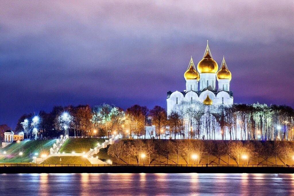 Парк на стрелке ярославль. Ярославль новый год красивые места. Исторический центр ярославля юнеско. Стрелка волги и которосли ярославль. Церковь ильи пророка в ярославле новый год.