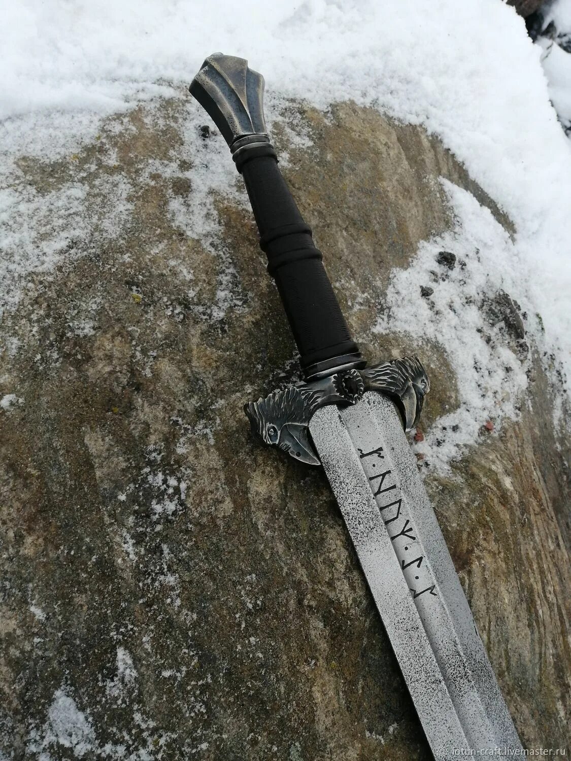 Деер зигфрид. Рабочие куют меч. Кованый меч. Миниатюрный кованый меч. Зигфрид ковка меча.