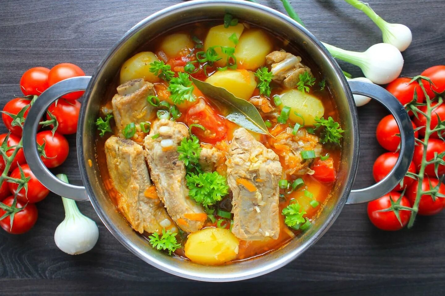 Картофель со свининой кастрюле. Ребрышки тушеные с овощами. картошка тушеная с ребрышками. свиные ребра тушеные с овощами. свиные ребра с картошкой тушеные в кастрюле.