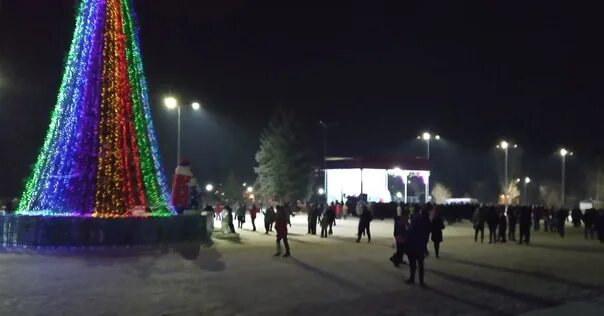 Альметьевск бугуруслан. Бугуруслан зима. бугуруслан елка. ночной парк бугуруслан. бугуруслан зима елка.