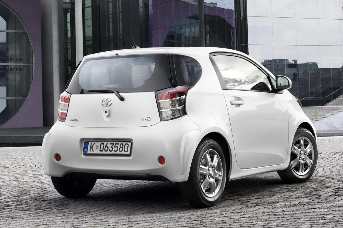 Toyota IQ 2010. Toyota IQ Aston Martin Cygnet. Малолитражка Тойота IQ. Toyota IQ 2. Машины с японии каталог