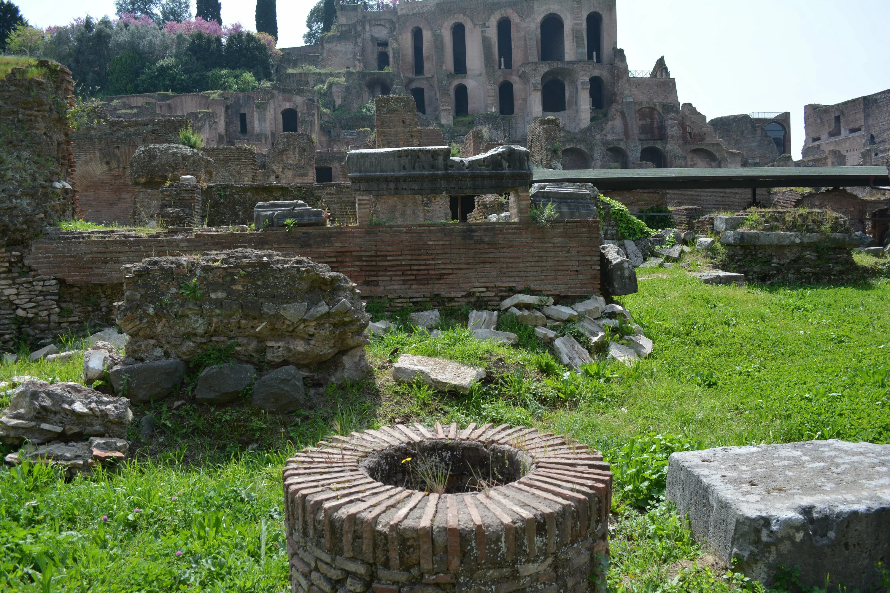 Ancient sites. Руины в саду. Искусственные развалины в саду. Руины в саду из кирпичей. Сад из развалин.