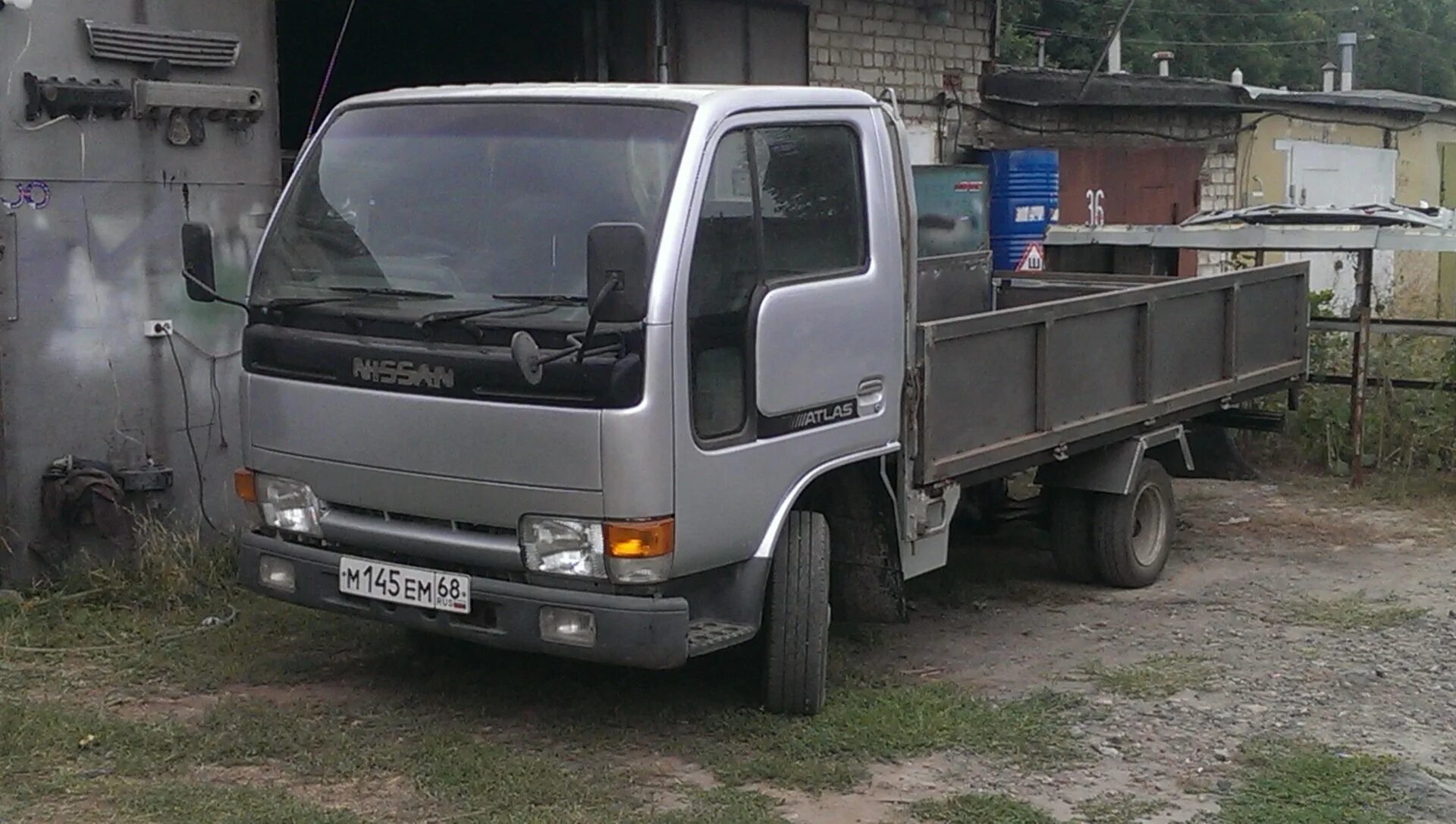 Ниссан атлас тент. Ниссан атлас грузовик. Nissan atlas 1993 грузовой бортовой. Ниссан атлас 92. Машина ниссан атлас.