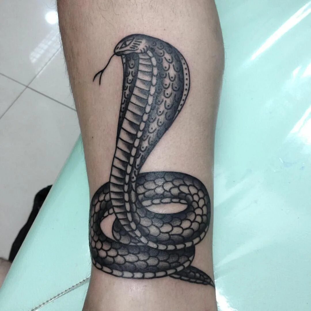 Татуировки змеи для девушек. Тату змея. Тату змеи на ноге. Тату змея на руке. Наколка змея на ноге.