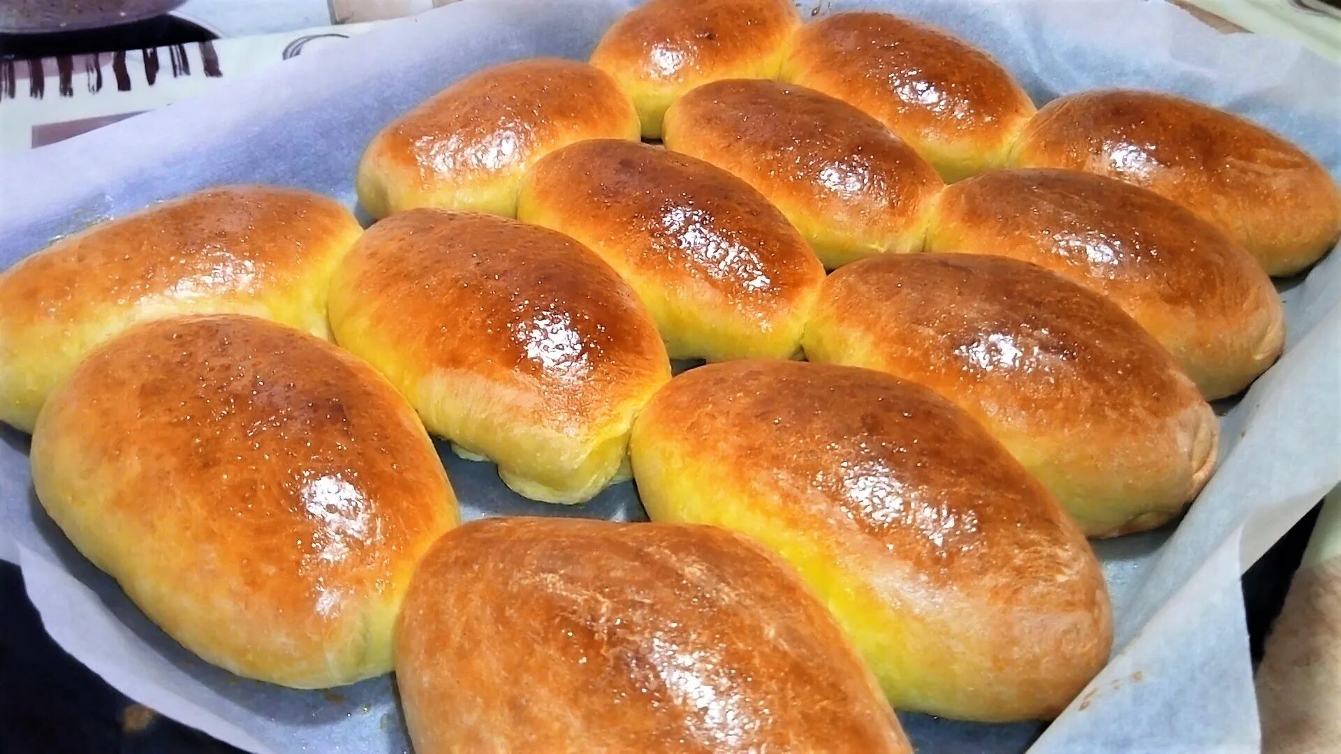 Пирожки на сухом молоке в духовке. Пирожки духовые. пироженки на дрожжевом тесте. пирожки из дрожжевого теста. пирожки печеные из дрожжевого теста.