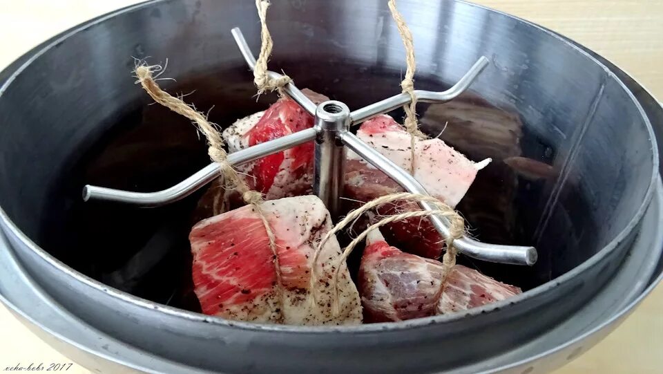 Рецепт тузлука для копчения. Маринад мяса для горячего копчения. Рецепт тузлука для копчения. Рассол для копчения мяса. Рассол для копчения курицы горячего копчения.