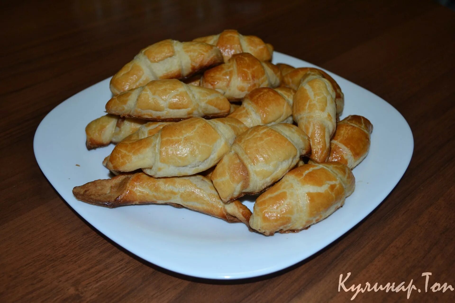 Слойка со сгущенкой из слоеного теста. Слоеное тесто с вареной сгущенкой. Слойки со сгущенкой из слоеного. Тесто слоеное со сгущенкой пошагово. Тесто слоеное со сгущенкой пошагово.