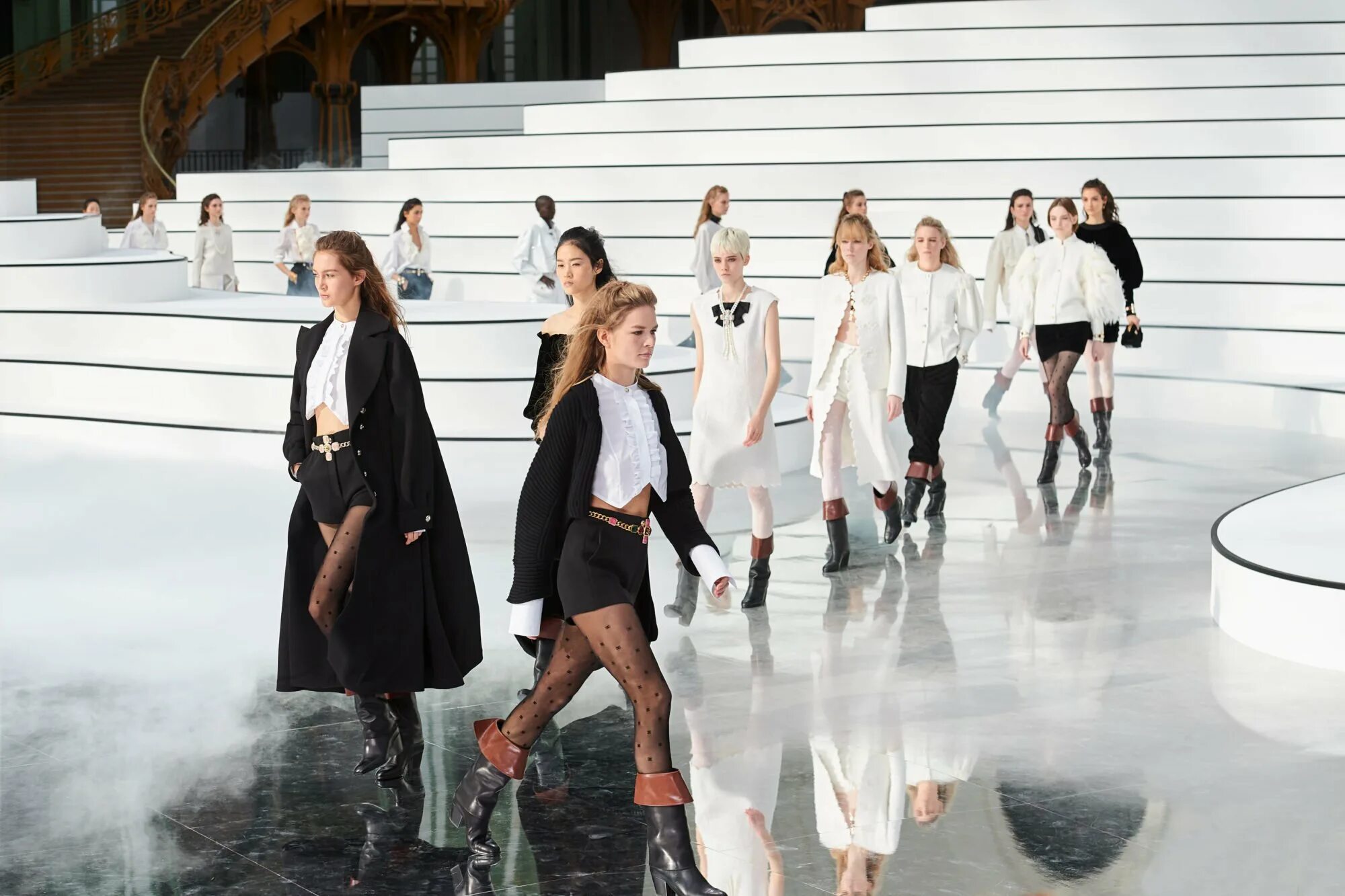Джанни версаче коллекция 2018. Viktor rolf мода. Фэшион показ мод шанель. Показ моды 21. Раф симонс показ диор.
