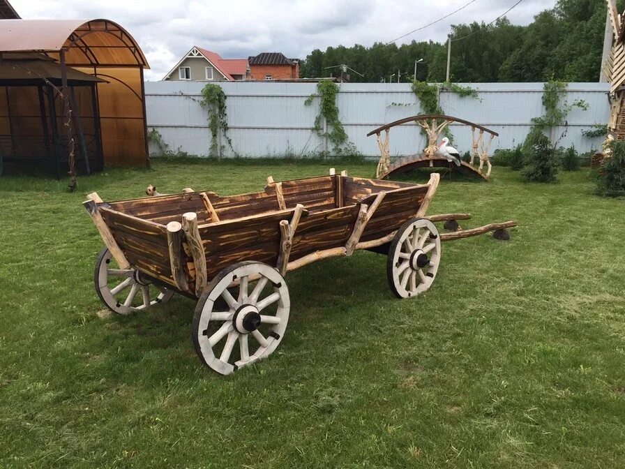 Телега сколоченная на скорую руку. Телега деревянная декоративная. Телега декоративная для сада. Телега из дерева декоративная. Телега Конная на деревянных колесах.