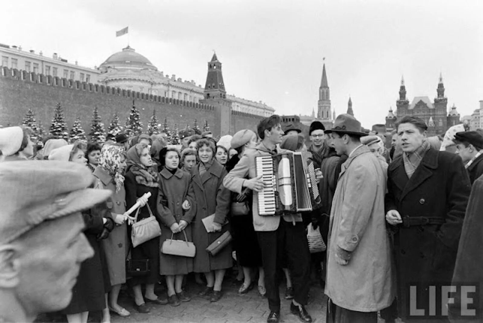 Москва 1961. Картинка 1961 год. Встреча юрия гагарина на красной площади. Ликование на красной площади в честь полёта гагарина 1961. Москва 1961 год.