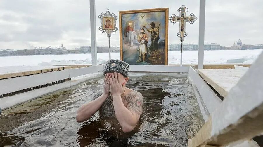 крещение в озере. окунание в прорубь на крещение 2023. купание в проруби на крещение 2023 в москве. купание на крещение. крещенские купания.