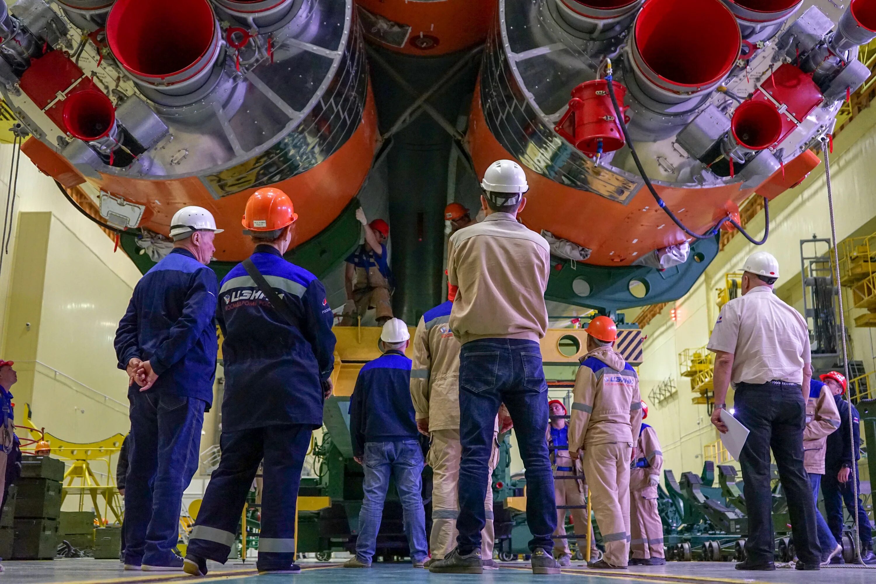 разгонный блок ракеты-носителя союз-2. сборка ракеты. инженер роскосмоса. роскосмос байконур сотрудники. ракета союз-2.