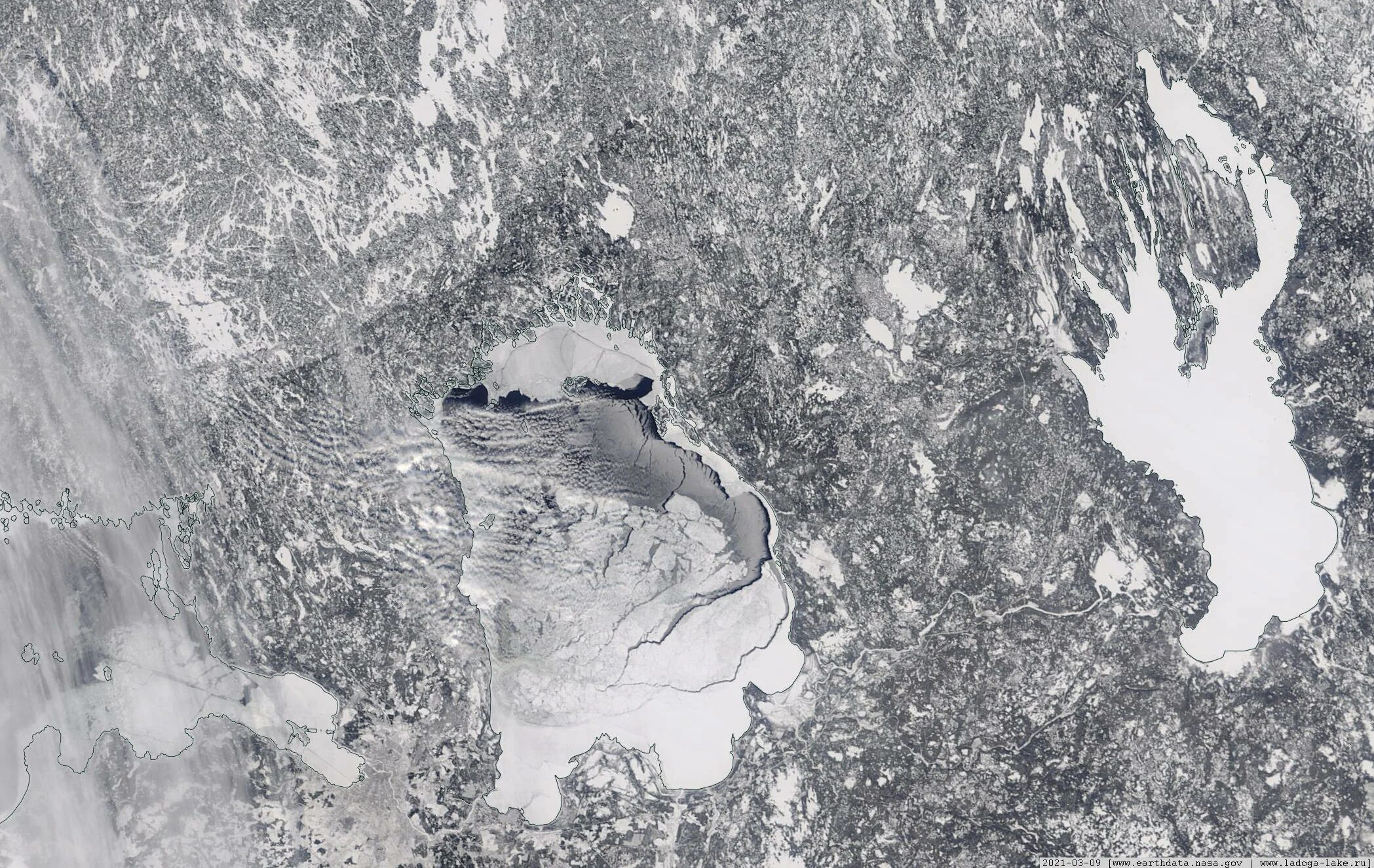 Онежское озеро снимок со спутника. Космический снимок Онежского озера. Ладожское озеро со спутника. Ледовая обстановка Онежское озеро. Онежское озеро ледовая