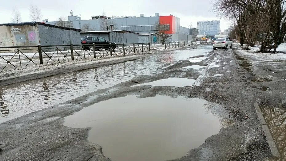 Лужа терпеть. Ситцевая улица санкт-петербург. ситцевая улица санкт-петербург состояние дороги. город яма. лужа в городе.