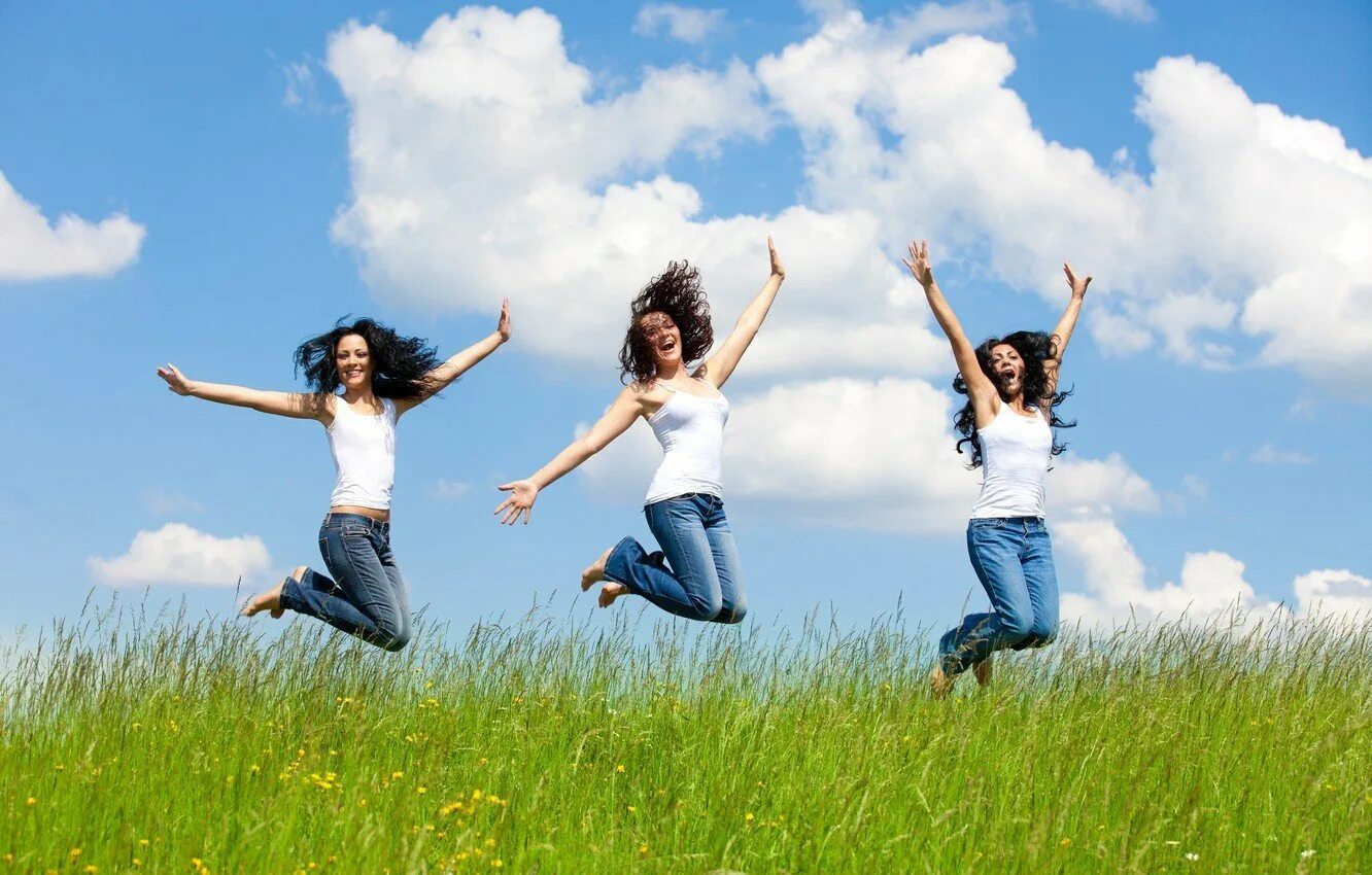 Проза радость. Радости и счастья. Девушка в прыжке. Счастливые люди на природе. Радость.