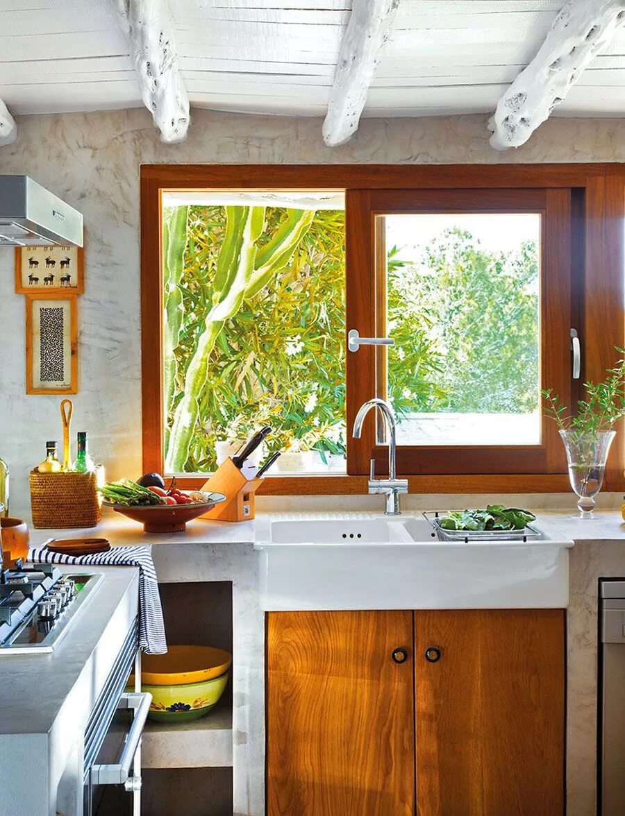 Установка пластикового окна кухни. Кухни на дачу. Кухня вдоль окна на даче. Дачная кухня интерьер. Кухня у окна на даче.