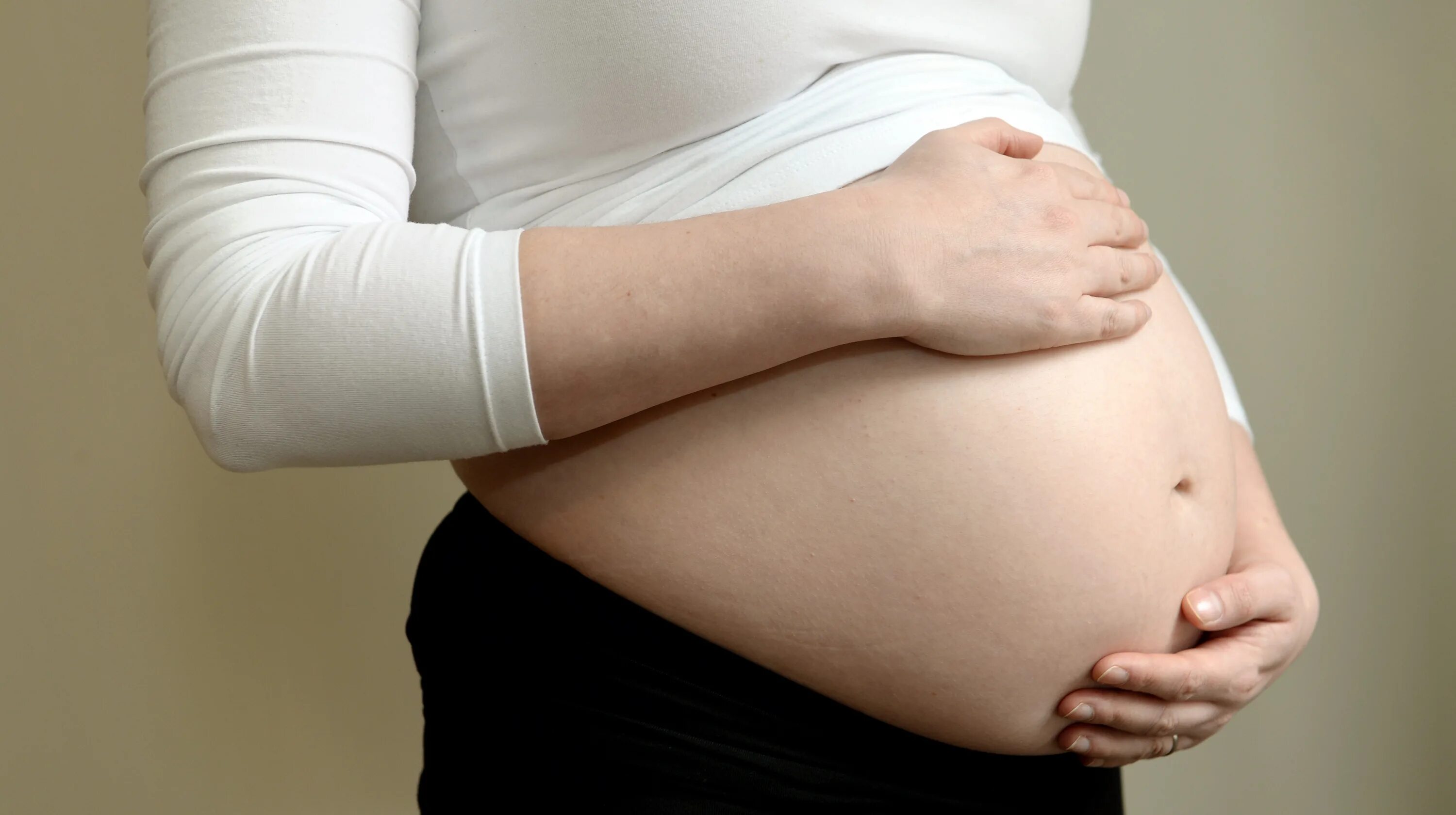 Шевеление малыша в животе ребёнка. Ребенок в животе пинаетс. Здоровый живот. Почему дергается живот. Резкое шевеление и дергание малыша.