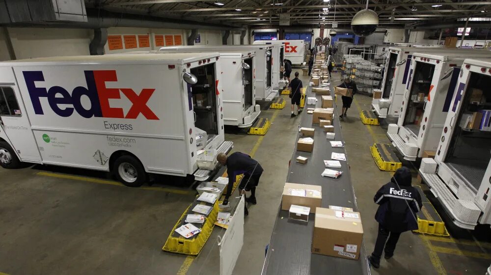 Fedex работает. Федекс корпорейшен. склад federal express. fedex склад. fedex складирование.